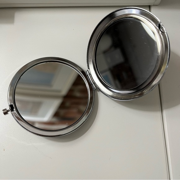 1x /10x Magnification Compact Mirror QUEEN RAE DUNN Opened Box LOWEST ON POSH - Picture 2 of 5